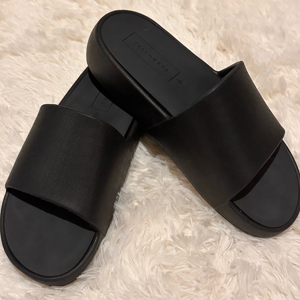 Yellow Box Classic Black Sandals
